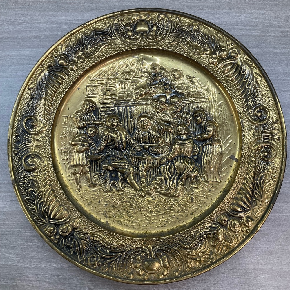 VINTAGE REPOUSSE BRASS WALL PLATE FAMILY DINNER PEERAGE MADE IN ENGLAND
